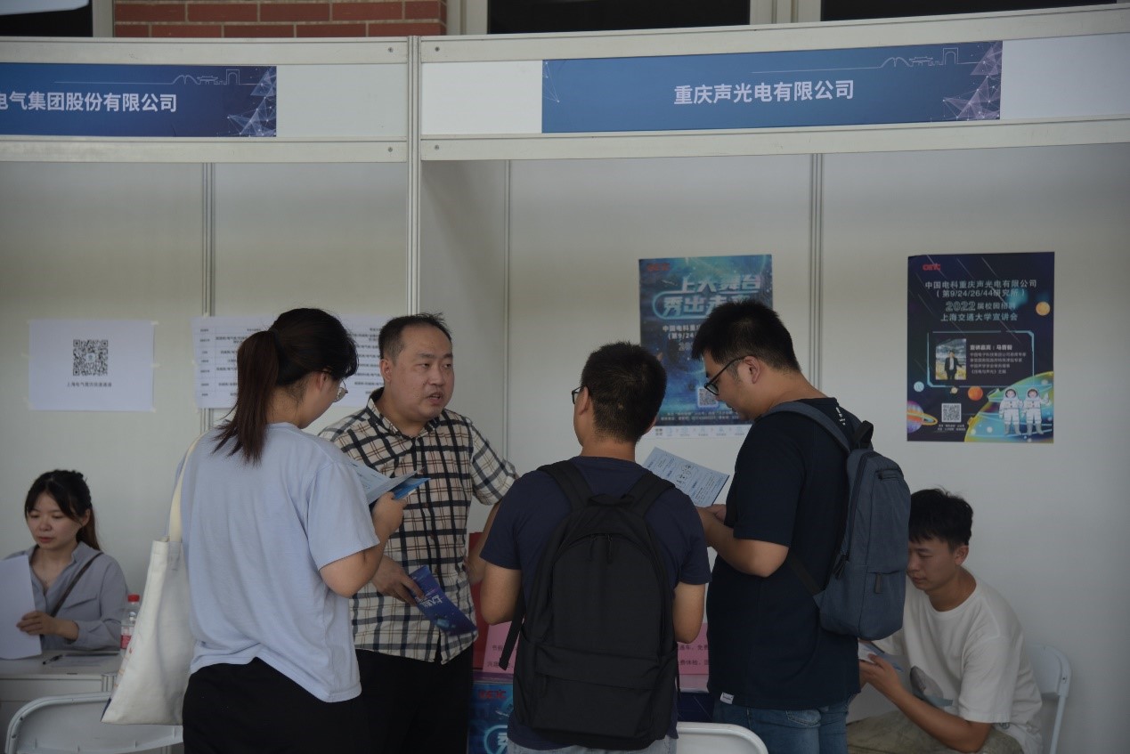 1632971485284021987.jpg 招聘会现场1.jpg