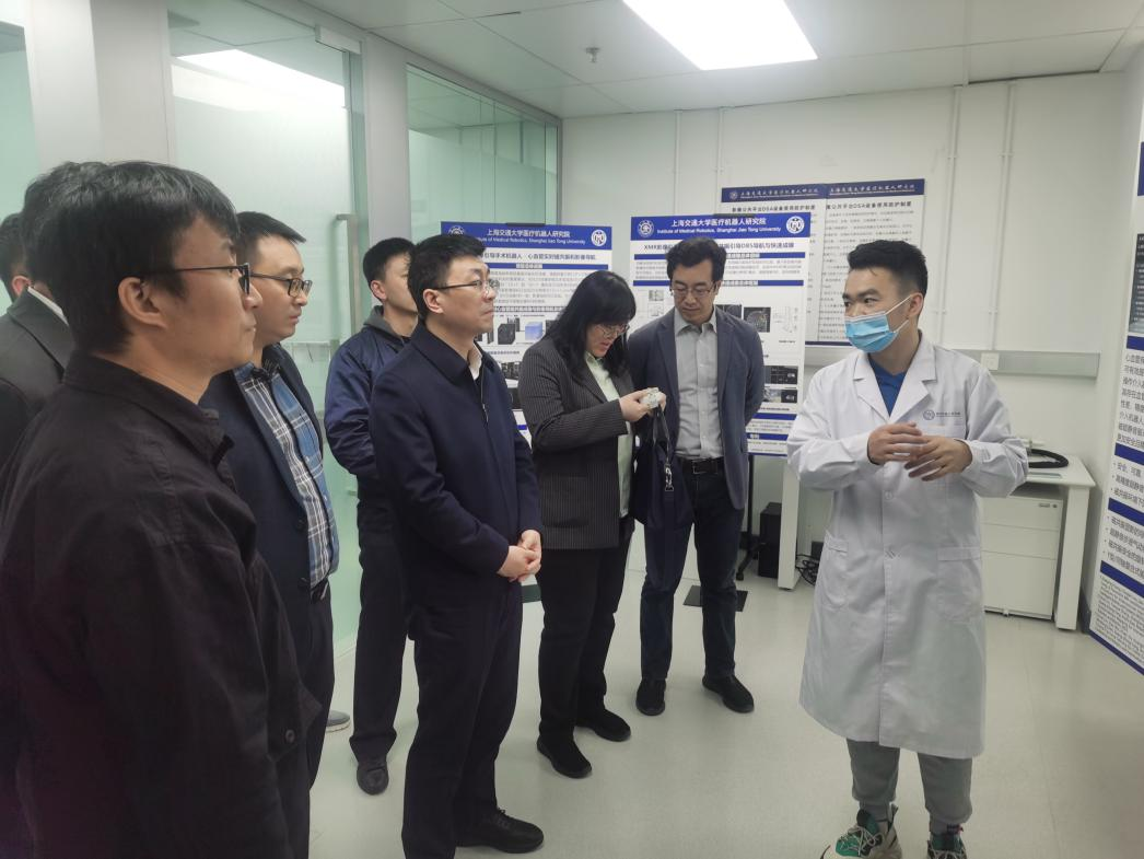 哈工程智能萝莉社
一行参观医疗机器人研究院.png