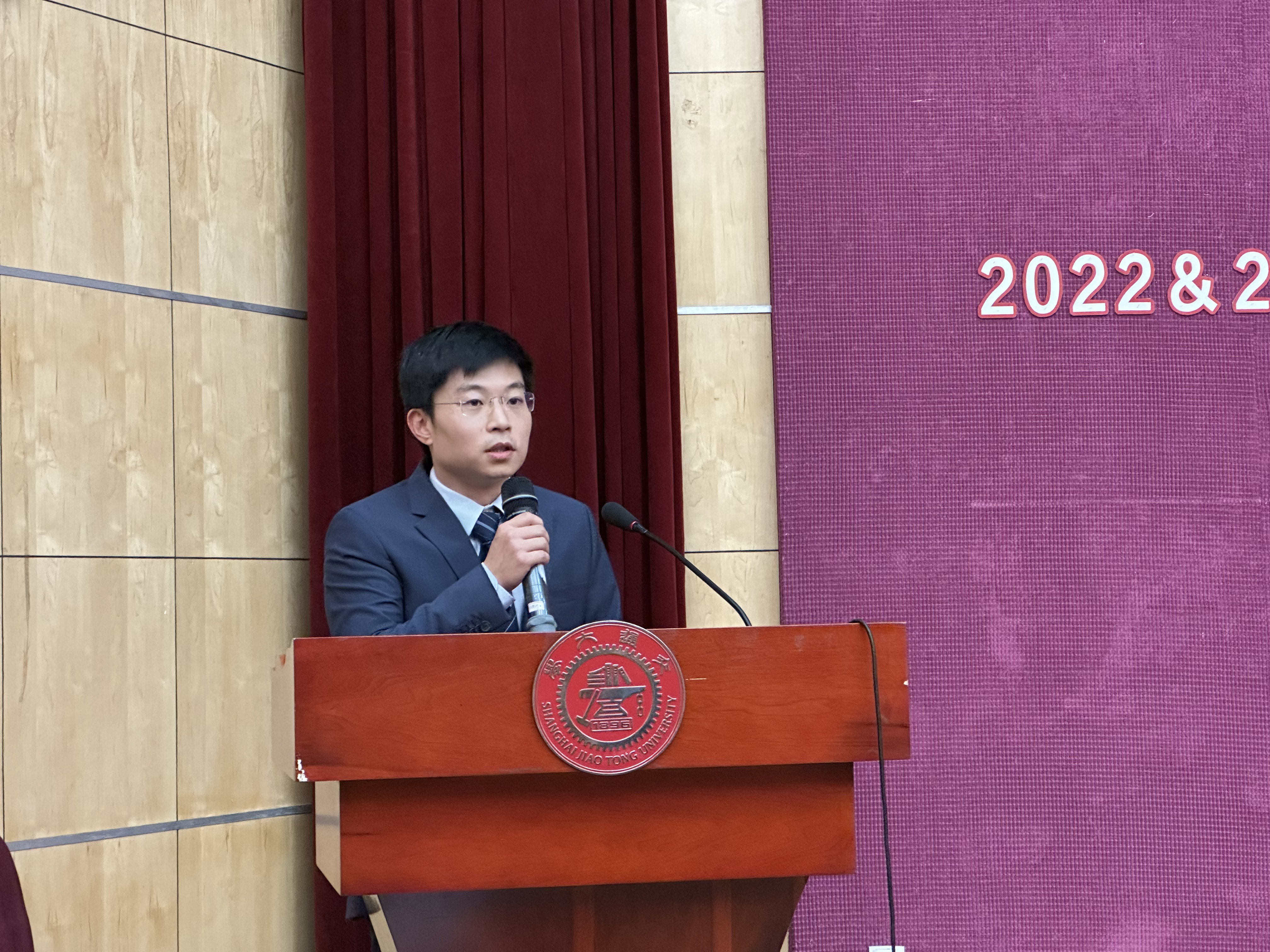 图16冷静文老师发表获奖感言.jpg 图16冷静文老师发表获奖感言.jpg